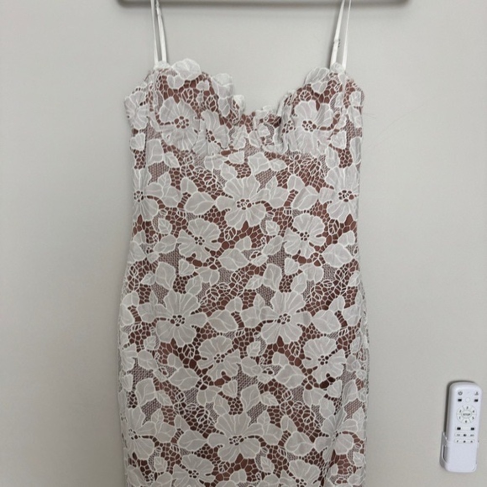 House of CB Pearl Floral Lace Gown Size M - Picture 5 of 6